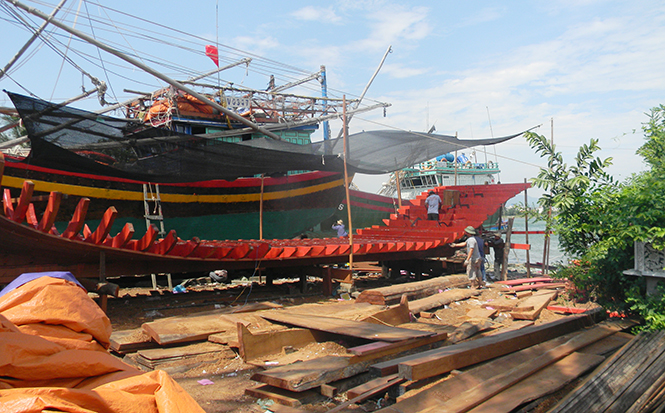 Ngư dân huyện Bố Trạch đóng tàu cá công suất lớn để vươn khơi.