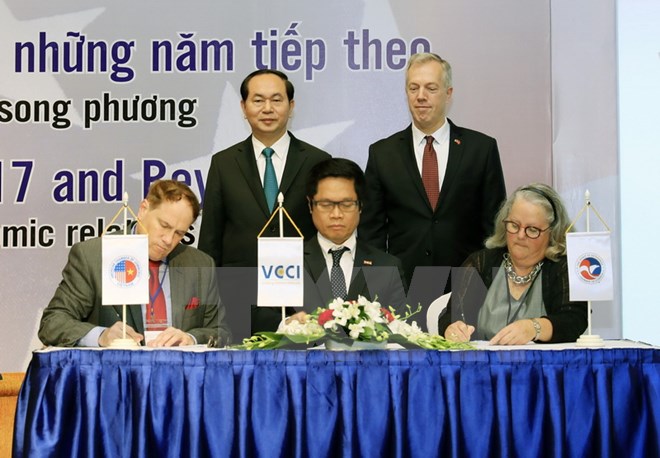 Chủ tịch nước Trần Đại Quang chứng kiến Lễ ký Biên bản ghi nhớ giữa Phòng Thương mại và Công nghiệp Việt Nam với Hiệp hội Thương mại Hoa Kỳ. (Ảnh: Nhan Sáng/TTXVN)