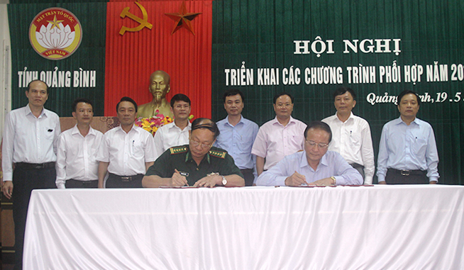 Đồng chí Trần Văn Tuân, Ủy viên Ban Thường vụ Tỉnh ủy, Chủ tịch Ủy ban MTTQVN tỉnh đã ký kết chương trình phối hợp với đại diện lãnh đạo một số sở, ban, ngành trong tỉnh.