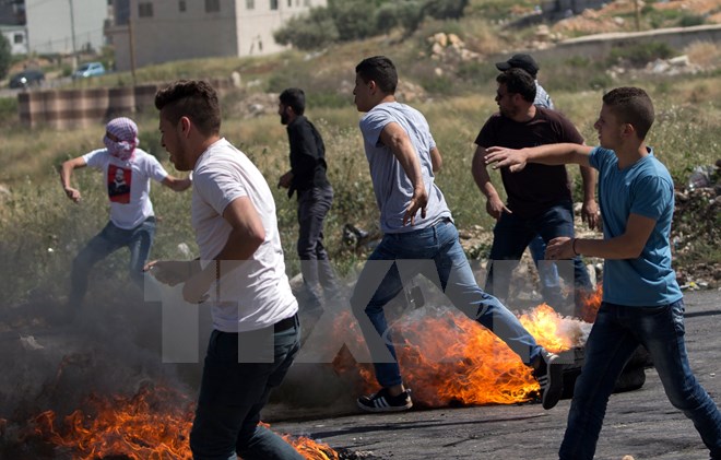 Người biểu tình Palestine xung đột với cảnh sát Israel trong một cuộc biểu tình ở Ramallah. (Nguồn: EPA/TTXVN)