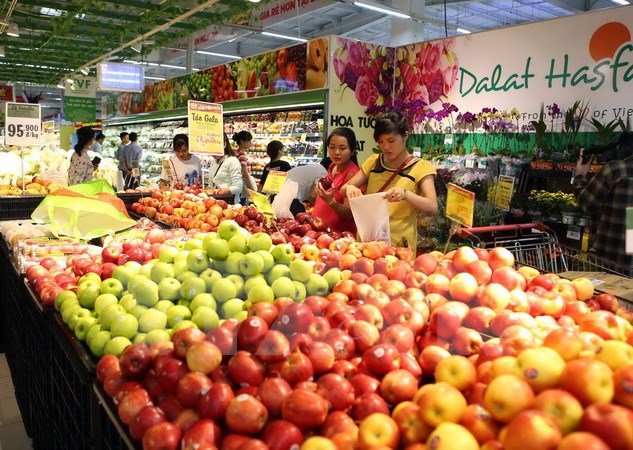 Người tiêu dùng chọn mua hàng tại siêu thị BigC Thăng Long. (Ảnh: Vũ Sinh/TTXVN)