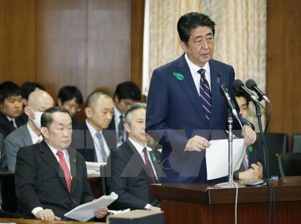 Thủ tướng Nhật Bản Shinzo Abe (giữa). (Nguồn: Kyodo/TTXVN)
