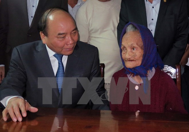 Thủ tướng Nguyễn Xuân Phúc thăm hỏi và tặng quà mẹ Nguyễn Thị Hân trong chuyến công tác ở Quảng Nam, tháng 1-2017. (Ảnh: Nguyễn Sơn/TTXVN)