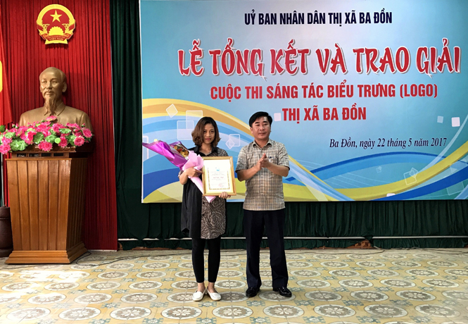   Đại diện lãnh đạo thị xã Ba Đồn trao giải nhất cuộc thi sáng tác logo cho tác giả Dương Thị Lệ Quyên