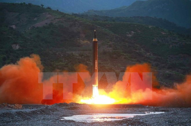 Tên lửa đạn đạo đất đối đất tầm trung Hwasong-12 được Triều Tiên phóng thử ngày 14/5. (Nguồn: YONHAP/TTXVN)
