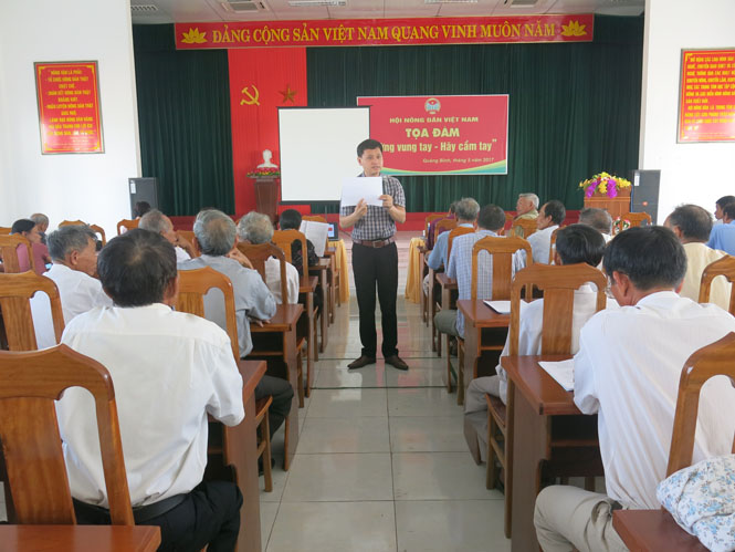 Đại diện Ban Xã hội – Dân số, Gia đình Trung ương Hội nông dân Việt Nam truyền đạt các nội dung về công tác phòng chống bạo lực gia đình cho hội viên nông dân