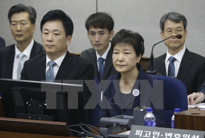 Cựu Tổng thống Hàn Quốc Park Geun-hye (phải, trước) tại Tòa án trung tâm quận Seoul ngày 23-5. (Nguồn: EPA/TTXVN)