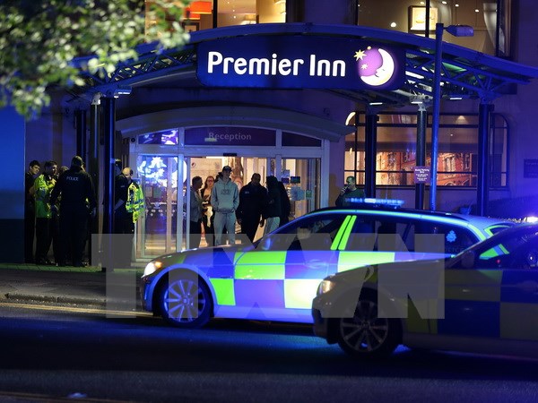 Cảnh sát phong tỏa bên ngoài một khách sạn gần sân vận động Manchester Arena. (Nguồn: EPA/TTXVN)