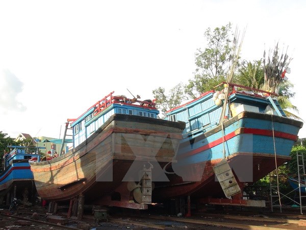 Tàu cá của ngư dân Khánh Hòa được đưa lên bờ để nâng cấp. (Ảnh: Nguyên Lý/TTXVN)