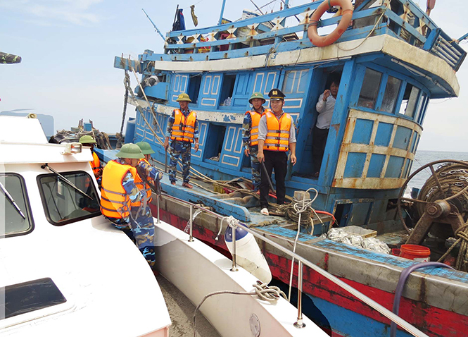 Lực lượng BĐBP tỉnh và thanh tra thủy sản kiểm tra tàu vi phạm.