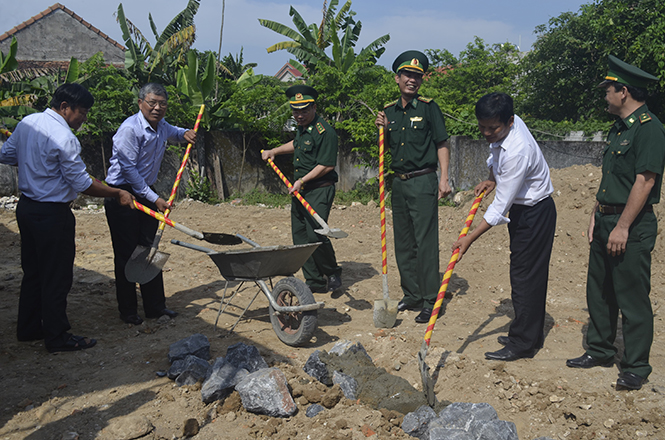 Cán bộ chiến sĩ Bộ đội Biên phòng Quảng Bình khởi công công trình nhà tình nghĩa.