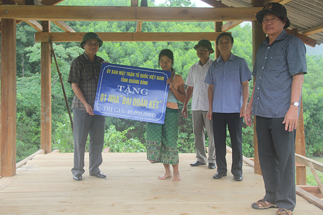 Trao biển tượng trưng hỗ trợ xây dựng nhà Đại đoàn kết cho các hộ nghèo xã Lâm Thủy.