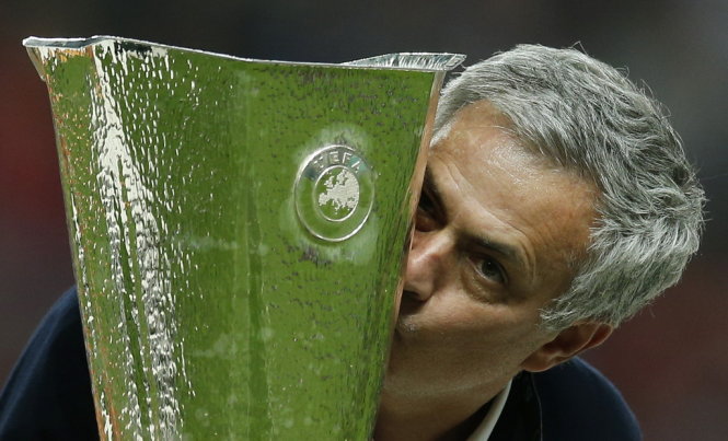  Mourinho và chiếc Cúp Europa League. Ảnh: REUTERS