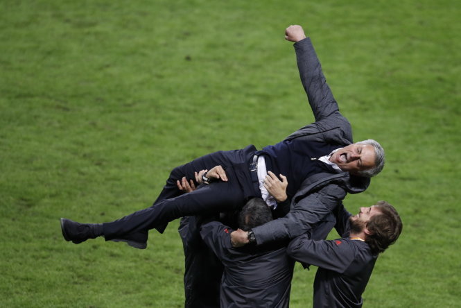  Mourinho được công kênh sau trận chung kết với Ajax. Ảnh: REUTERS