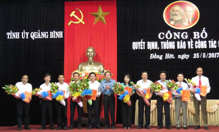   Đồng chí Bí thư Tỉnh uỷ Hoàng Đăng Quang trao quyết định và tặng hoa chúc mừng các đồng chí cán bộ được điều động, bổ nhiệm