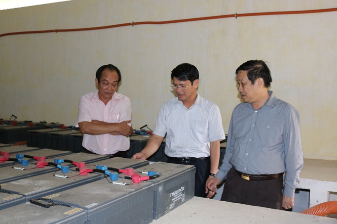Đồng chí Nguyễn Xuân Quang, Ủy viên Ban Thường vụ Tỉnh ủy, Phó Chủ tịch Thường trực UBND tỉnh kiểm tra điểm cấp điện đã hoàn thành công tác lắp đặt tại xã Tân Trạch (Bố Trạch).