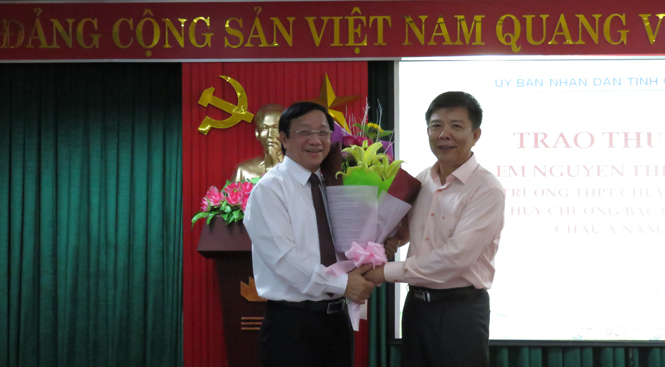 Đồng chí Chủ tịch UBND tỉnh tặng hoa chúc mừng thành tích xuất sắc của thầy và trò Trường THPT chuyên Võ Nguyên Giáp.