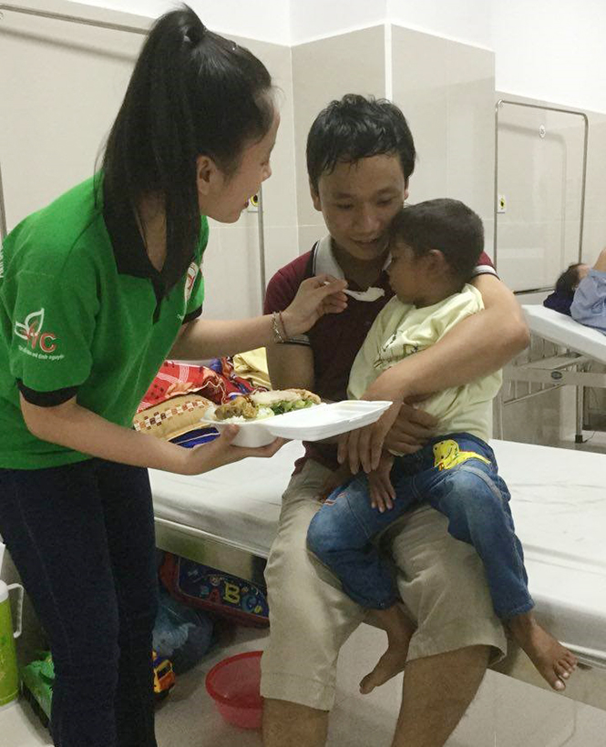 Các tình nguyện viên trong CLB Nét bút xanh miền Trung đang chăm sóc cho em Đinh Duấn tại Bệnh viện hữu nghị Việt Nam - Cu Ba Đồng Hới.