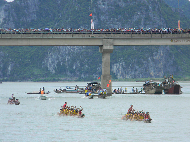 Lễ hội đua thuyền truyền thống huyện Tuyên Hóa.