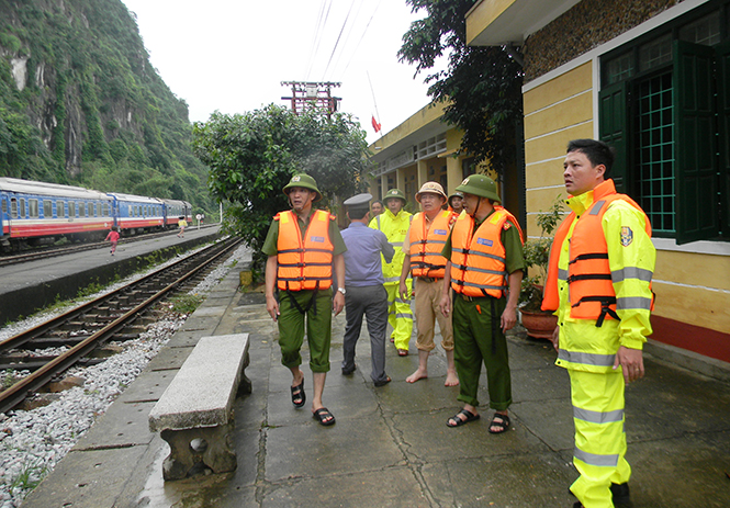 Các cán bộ, chiến sỹ Công an huyện Tuyên Hóa hỗ trợ ngành Đường sắt phòng chống thiên tai.
