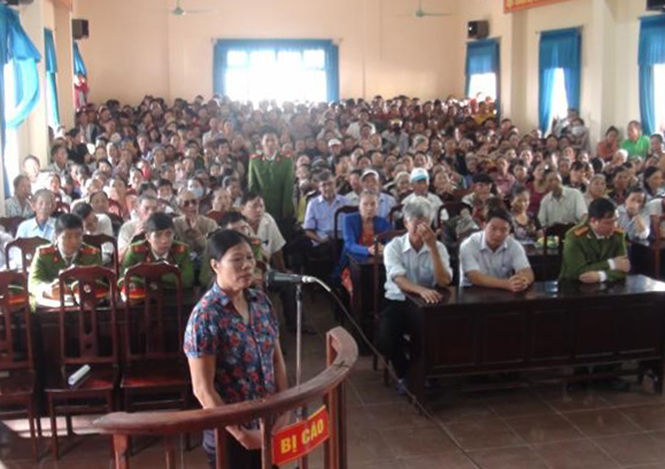 Phiên tòa lưu động xét xử án ma túy được tổ chức tại trụ sở UBND xã Hàm Ninh thu hút hàng trăm người dân tham dự.