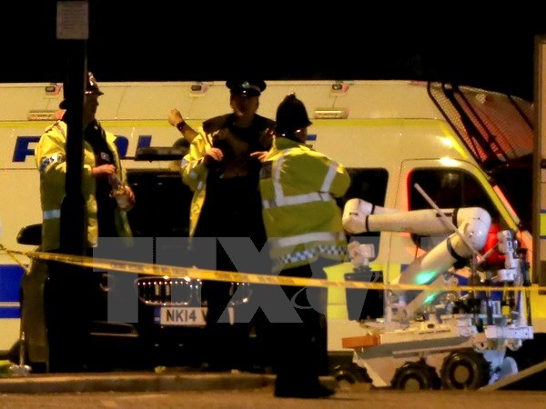 Lực lượng chống khủng bố Anh điều tra tại hiện trường vụ nổ ở sân vận động Manchester ngày 23-5. (Nguồn: EPA/TTXVN)