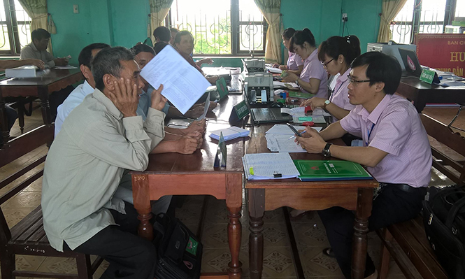 Cán bộ ngân hàng Chính sách xã hội huyện Quảng Trạch tư vấn các chương trình cho vay ưu đãi cho người dân trên địa bàn.
