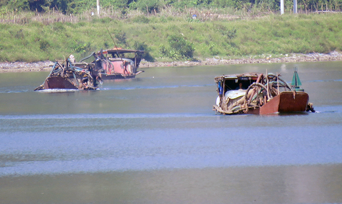 Tình trạng khai thác trái phép cát trên sông Gianh vẫn còn xảy ra ở huyện Quảng Trạch.