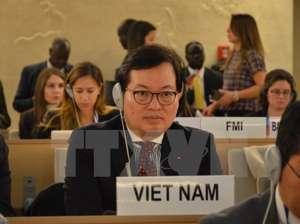  Đại sứ Dương Chí Dũng, Trưởng Phái đoàn thường trực Việt Nam tại Liên hợp quốc tham dự Kỳ họp lần thứ 34 Hội đồng Nhân quyền của Liên hợp quốc. (Ảnh: Hoàng Hoa/TTXVN)