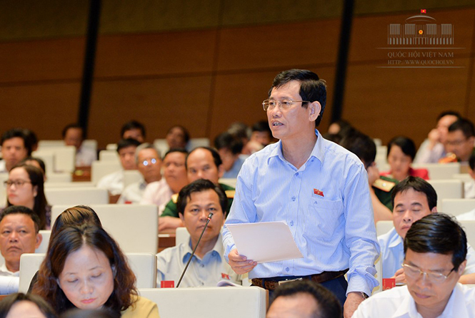 Đoàn đại biểu Quốc hội tỉnh Quảng Bình phát biểu thảo luận tại hội trường.