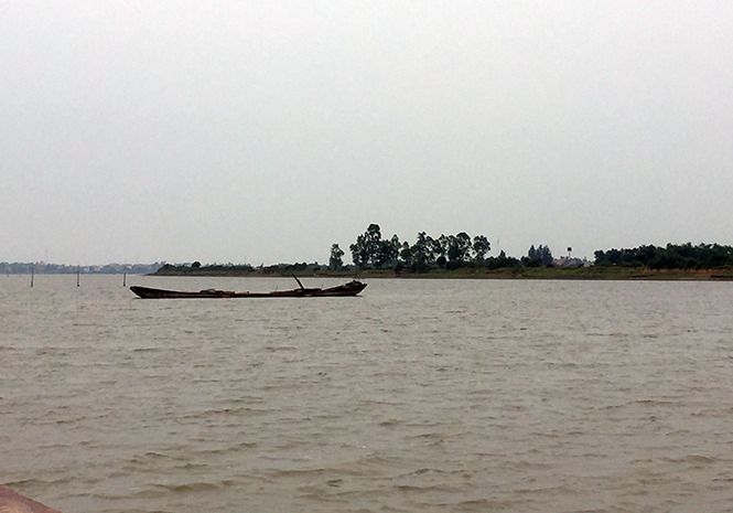 Chiếc thuyền được Công an xã Hàm Ninh phát hiện và bắt giữ khi đang khai thác cát trái phép.