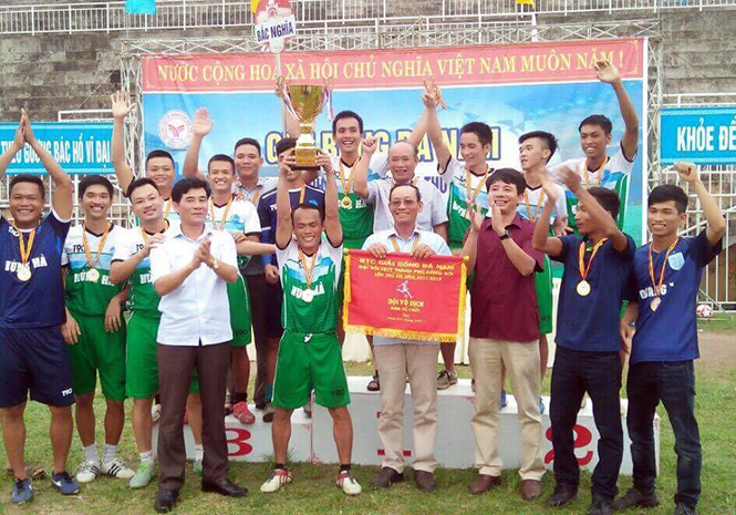 Ban tổ chức trao giải nhất cho đội bóng đá nam phường Bắc Nghĩa.