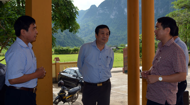  Đồng chí Nguyễn Xuân Quang, Ủy viên Ban Thường vụ Tỉnh ủy, Phó Chủ tịch Thường trực UBND tỉnh trò chuyện với cử tri tại xã Trường Sơn (huyện Quảng Ninh).