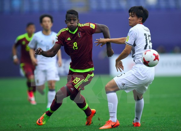 Pha tranh bóng quyết liệt giữa cầu thủ Daiki Sugioka (phải) của U20 Nhật Bản và Sergio Cordova của U20 Venezuela trong trận đấu trên sân Daejeon, Hàn Quốc ngày 30-5. (Nguồn: AFP/TTXVN)