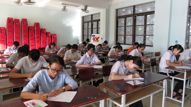 Các thi sinh bắt đầu làm bài môn thi đầu tiên là Ngữ văn.
