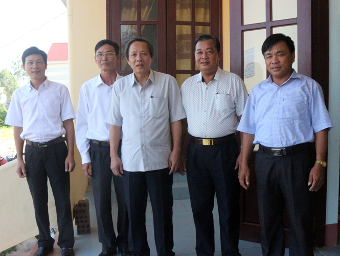 Đồng chí Hoàng Đăng Quang, Bí thư Tỉnh ủy, Chủ tịch HĐND tỉnh trò chuyện với cử tri huyện Bố Trạch.
