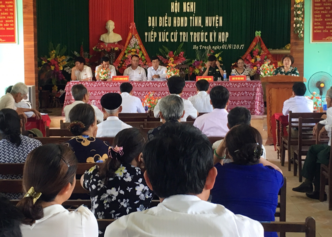 Bà Nguyễn Thị Thanh Hương, Phó Chủ tịch HĐND tỉnh trực tiếp giải trình một số kiến nghị của cử tri Bố Trạch.