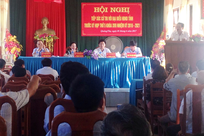 Các đại biểu HĐND tỉnh lắng nghe kiến nghị của cử tri thị xã Ba Đồn
