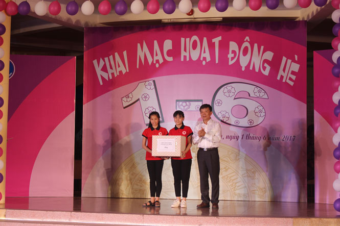 Đồng chí Nguyễn Hữu Hoài, Chủ tịch UBND tỉnh tặng quà cho các em thiếu nhi.