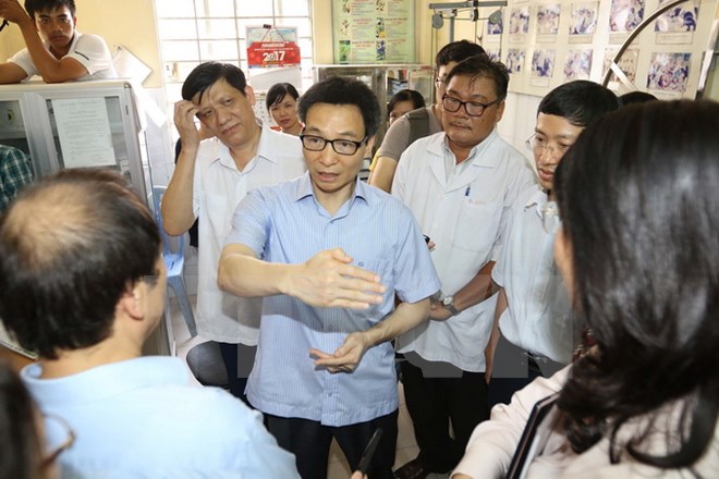 Phó Thủ tướng Vũ Đức Đam thị sát mô hình Phòng khám gia đình Trung tâm y tế phường 16, quận 4 , TP Hồ Chí Minh. (Ảnh: Thanh Vũ/TTXVN)