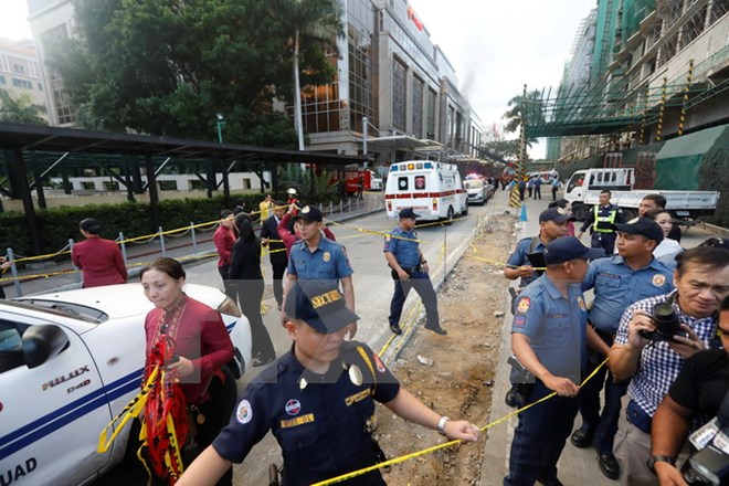 Cảnh sát Philippines phong tỏa an ninh sau vụ tấn công tại tổ hợp nghỉ dưỡng Resorts World Manila. (Nguồn: EPA/TTXVN)