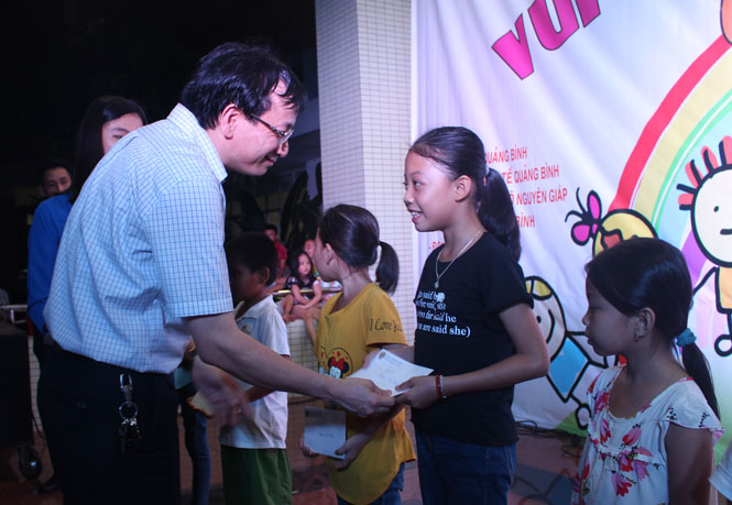 Đại diện lãnh đạo Bệnh viện hữu nghị Việt Nam Cu Ba Đồng Hới và các nhà tài trợ tặng quà cho các cháu thiếu nhi.