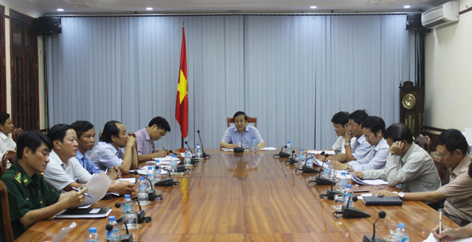Đồng chí Nguyễn Xuân Quang, Ủy viên Ban Thường vụ Tỉnh ủy, Phó Chủ tịch Thường trực UBND tỉnh chủ trì cuộc họp.  
