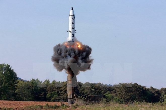 Tên lửa đạn đạo đất đối đất tầm trung Pukguksong-2 được phóng thử từ vùng Pukchang thuộc một tỉnh miền tây Triều Tiên (ảnh do Hãng thông tấn KCNA của Triều Tiên đăng phát ngày 22-5). (Nguồn: AFP/TTXVN)