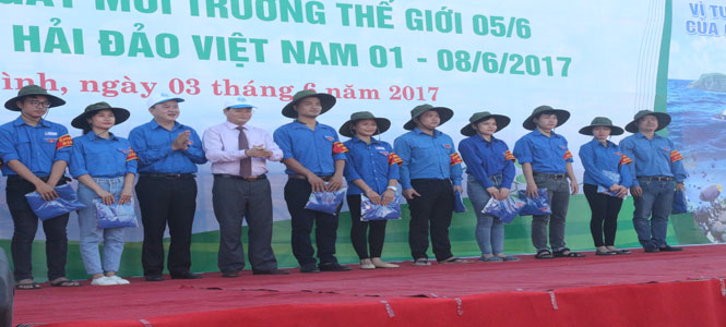 Đồng chí Lê Minh Ngân, Phó Chủ tịch UBND tỉnh tặng quà Đội thanh niên xung kích bảo vệ môi trwongf, ứng phó với biến đổi khí  hậu.
