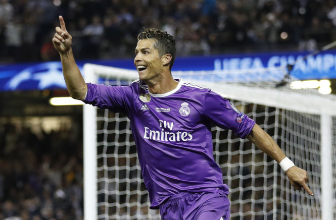  Ronaldo ghi cú đúp trong trận chung kết. Ảnh: REUTERS