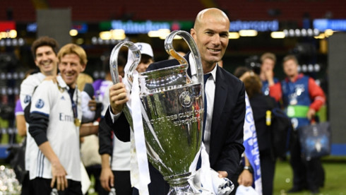 Zidane nở nụ cười mãn nguyện bên chức vô địch Champions League thứ 2 liên tiếp cùng Real (Ảnh: Getty).
