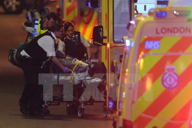 Chuyển nạn nhân sau vụ xe tải lao vào người đi bộ trên Cầu London tối 3-6. (Nguồn: AFP/ TTXVN)