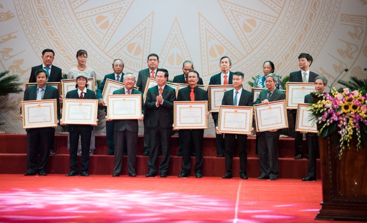 Nhạc sỹ Hoàng Sông Hương (hàng đầu, thứ 2 từ trái qua) được trao tặng Giải thưởng Nhà nước về VHNT năm 2016