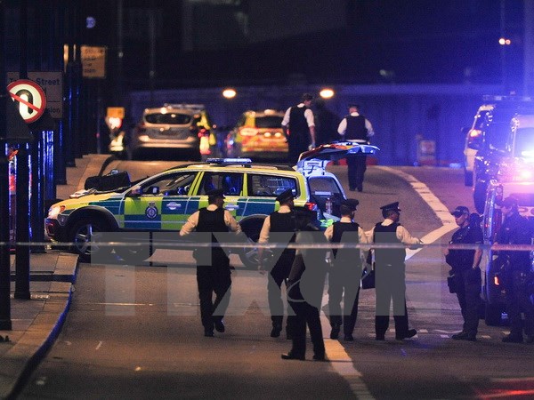 Cảnh sát phong tỏa hiện trường vụ tấn công ở Cầu London ngày 3-6. (Ảnh: AFP/TTXVN)